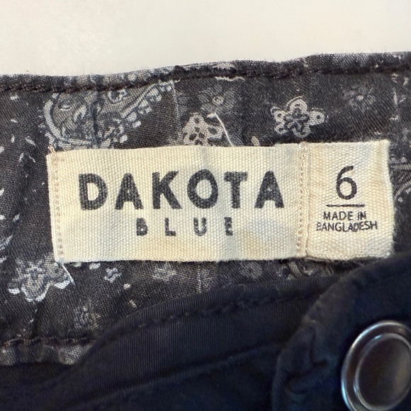 Dakota Blue Women’s shorts, Black Cotton, Size 6 X 5.5” inseam, Highrise cut - Picture 4 of 5